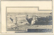 Canot avec rames sur la plage avec 5 fillettes