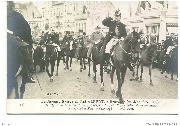 Le Roi salue la statue de son grand-père Léopold Ier fondateur de la dynastie-derrière lui le Duc de Connaught 