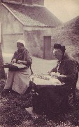 (dentellières flamandes - 2 femmes assises dehors, verticale)