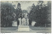 Chateau de Mariemont - Vue prise de la cour d'honneur. Groupe de Rodin