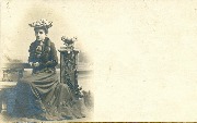 Femme assise décor 1900