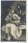 Fillette (Ellen) avec deux poupées près du sapin de Nöel