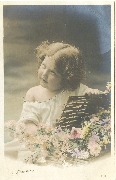 Enfant avec panier osier rempli de fleurs