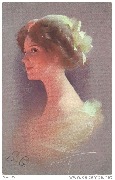 Femme à la robe décolletée blanche