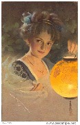 Femme avec une lanterne japonaise jaune
