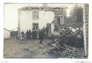 (Famille et vue des débris de bâtiment) 