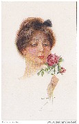 Jeune femme brune regardant une rose