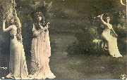 Deux femmes à gauche dont une levant le voile et une à droite assise à la lune