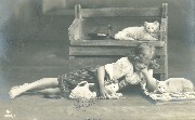 Portrait de jeune garçon couché entouré de trois chats