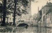 Bruges. Le pont de Gruuthuse, dans le fond le Palais et l'église Notre-Dame / Gruuthuse brug en Paleis, verder Onze Vrouwekerk - Italics Font