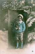 Bonne Année(jeune garçon entouré d'un sapin enneigé)