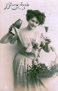 Bonne Année (une femme montrant une bouteille de champagne et un verre plein)