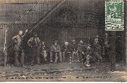Le Charbonnage. Groupe d'ouvriers attendant le moment de la descente dans la mine