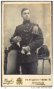Portrait militaire en uniforme (cigarette à la main droite) Photo Neyt 89 rue Marché aux Herbes Bruxelles Portrait militaire en uniforme (cigarette à la main droite) Photo Neyt 89 rue Marché aux Herbes Bruxelles