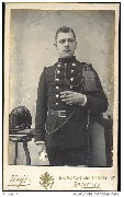 Portrait militaire en uniforme (cigarette à la main gauche) Photo Neyt 89 rue Marché aux Herbes Bruxelles