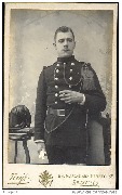 Portrait militaire en uniforme (cigarette à la main gauche) Photo Neyt 89 rue Marché aux Herbes Bruxelles Portrait militaire en uniforme (cigarette à la main gauche) Photo Neyt 89 rue Marché aux Herbes Bruxelles