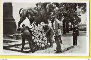 (Baudouin prince devant la colonne du Congrès, y dépose une gerbe de fleurs)