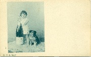 Enfant tenant un magnum de champagne avec chien assis sur une fourrure