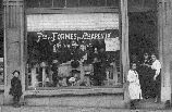 Photo à situer. Fabrique de Formes pour Chapeaux. Bombaert numéro 115. Rue en pente