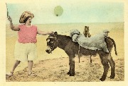 (Hélène Marchéchal à la plage, essayant de faire avancer un âne)