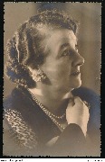 Photo-carte de Hélène Maréchal de profil