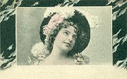 femme au chapeau à plumes dans cadre marbré