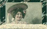femme au chapeau avec ruban dans cadre marbré