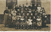 Marchienne-au-Pont Institut des Oblates de L'Assomption. Classe de Filles - 1911