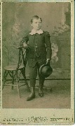 Portrait d'un jeune homme dans un décor art nouveau Portrait d'un jeune homme dans un décor art nouveau