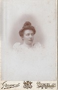 Portrait de femme (coiffure d'époque)