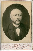 Beau portrait d'homme dans un médaillon Beau portrait d'homme dans un médaillon