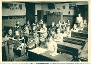 vue intérieure d"une classe primaire de filles d'un collège