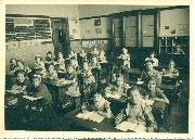 vue intérieure d"une classe primaire de filles d'un collège. sans professeur vue intérieure d"une classe primaire de filles d'un collège. sans professeur