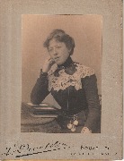 Portrait d'une dame assise, corsage garni de dentelles et 3 montres gousset à la ceinture
