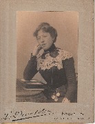Portrait d'une dame assise, corsage garni de dentelles et 3 montres gousset à la ceinture Portrait d'une dame assise, corsage garni de dentelles et 3 montres gousset à la ceinture