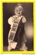 Bébé présentant un emballage de pellicule Gevaert