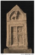 Antiquités Grecques et Romaines. Socle funéraire de Phrygie, IIème après J.C.