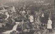 Carte Photo d'un groupe de personne dans la Vallée de la Hoëgne (cascade)