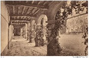 Rixensart. Château du Comte de Mérode (vue des arcades et cour intérieure)