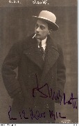 Scott. Cigarette, monocle et chapeau 1912