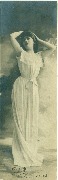 Femme en tunique blance les bras sur le haut de la tête