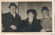 Photo-carte de Hélène Maréchal avec Laurel et Hardy