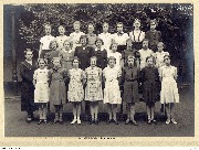 Ecole Communale de Jolimont (Redemont), 6&egrave;me primaire filles,  ann&eacute;e 1939 (Photo Misson)