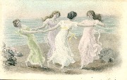 Femmes en tenue l&eacute;g&egrave;re dansant sur une plage