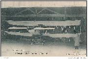 Farman &agrave; Gand. L'A&eacute;roplane de M. Farman vu de face