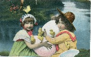 Fille et gar&ccedil;on entour&eacute;s de poussins