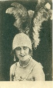 Actrice inconnue avec coiffe à plume