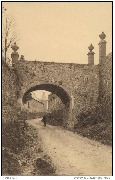 Vieux ch&acirc;teau. Pont reliant le jardin au ch&acirc;teau (vases du XVIIIe si&egrave;cle)