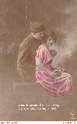 Dans les propos les plus futiles. L'amour glisse sa voix subtile (militaire en b&eacute;ret se penche sur la fianc&eacute;e assie avec bouquet)