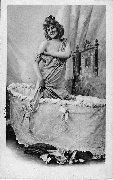 Femme au bain &ocirc;tant sa robe